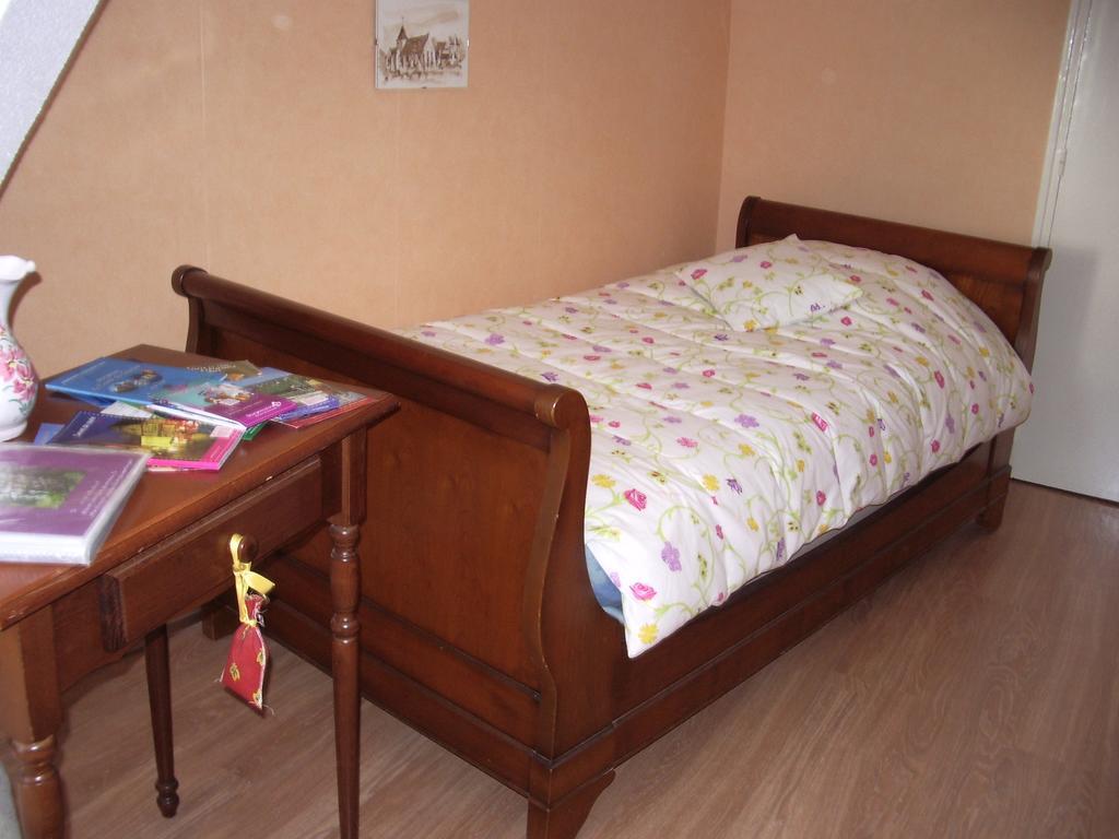 Les Glycines Bed & Breakfast Plaimpied-Givaudins ภายนอก รูปภาพ