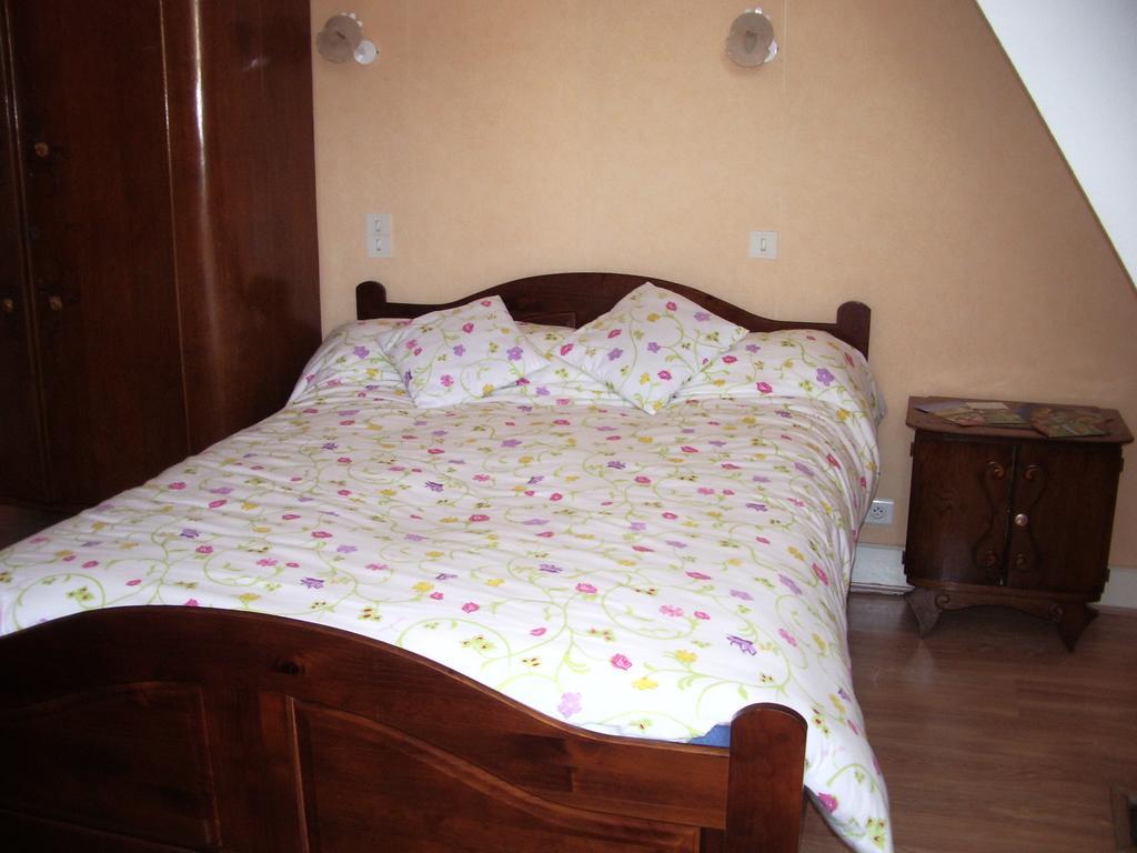 Les Glycines Bed & Breakfast Plaimpied-Givaudins ภายนอก รูปภาพ
