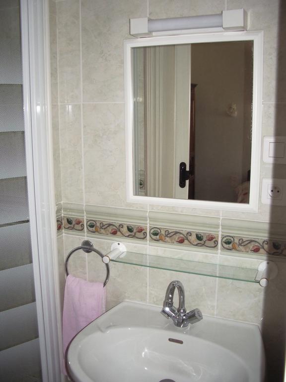 Les Glycines Bed & Breakfast Plaimpied-Givaudins ภายนอก รูปภาพ