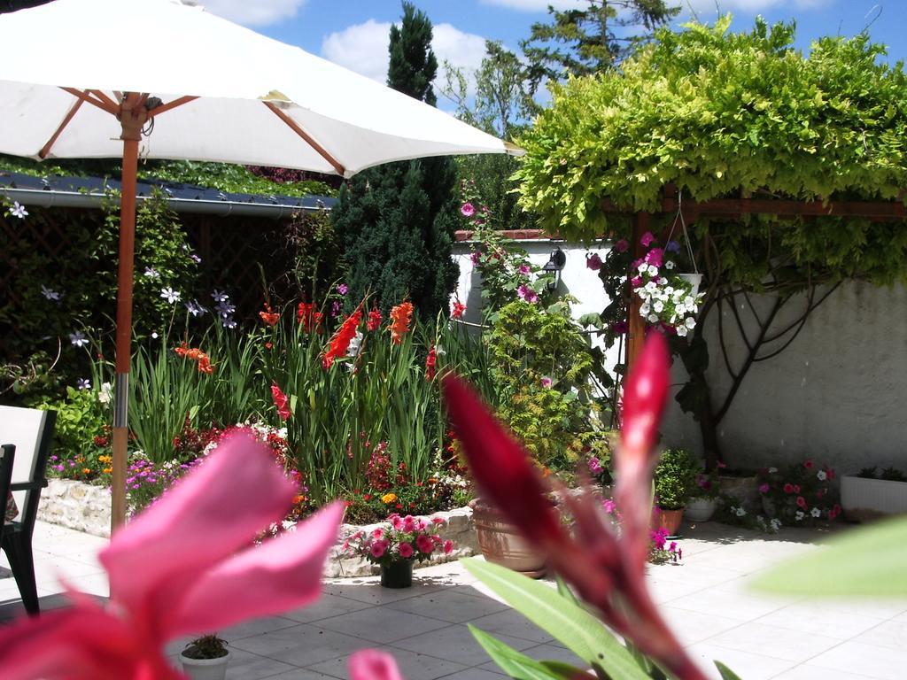 Les Glycines Bed & Breakfast Plaimpied-Givaudins ภายนอก รูปภาพ