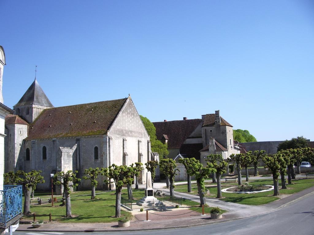 Les Glycines Bed & Breakfast Plaimpied-Givaudins ภายนอก รูปภาพ