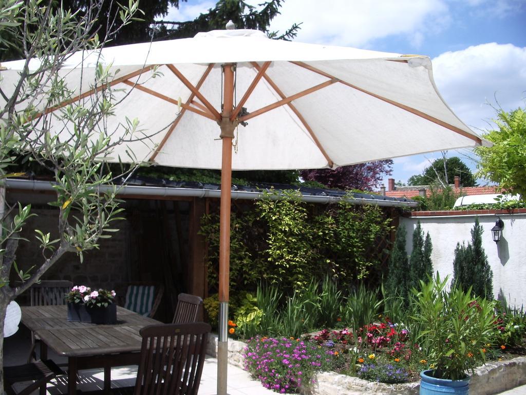 Les Glycines Bed & Breakfast Plaimpied-Givaudins ภายนอก รูปภาพ